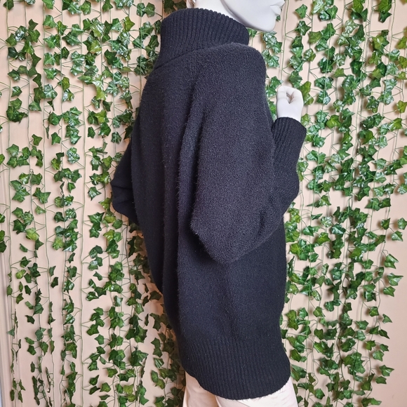 Simons Icone Women's Chic Black Winter Oversized Turtleneck Sweater - Picture 5 of 10